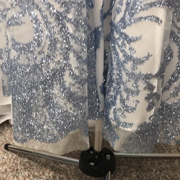 Cachet Beautiful Prom or Special Occasion Dress - Picture 3 of 10